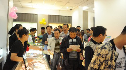  巍雅斯名表眼镜行总部店盛大开业